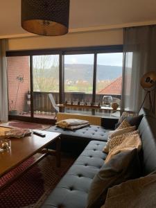 sala de estar con sofá y ventana grande en Ferienwohnung Marell en Großwallstadt