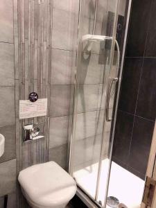 y baño con ducha y aseo. en Soho China Town Rooms, en Londres