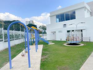 un parque infantil en un patio frente a un edificio en Apartaestudio Amoblado en Valledupar