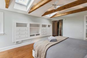 1 dormitorio con cama, paredes blancas y techos de madera en Modern Provincial Farmhouse I Outdoor Oasis en Chagrin Falls