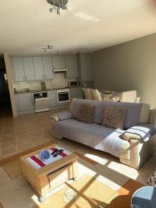 uma sala de estar com um sofá e uma cozinha em ALMARE em Blankenberge