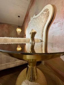 stół w pokoju z krzesłem w obiekcie ALL - Amberstone Lux Loft w Kłajpedzie