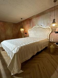 - une chambre avec un grand lit blanc dans l'établissement ALL - Amberstone Lux Loft, à Klaipėda