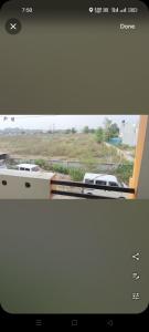 - une vue sur un train depuis une fenêtre dans l'établissement Ashapura Home Stay, à Kevadia