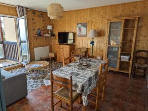 Kuchyňa alebo kuchynka v ubytovaní Charmant appartement centre ville de Font-Romeu, vue montagne