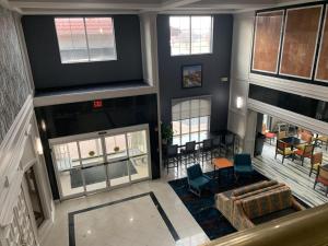 - une vue de tête sur un salon et une salle à manger dans l'établissement La Quinta by Wyndham OKC North - Quail Springs, à Oklahoma City