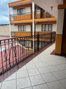 einen Balkon eines Apartmenthauses mit einem Zaun in der Unterkunft The Hidden House Hostel in La Paz