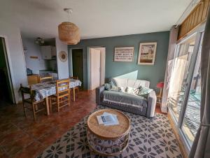 - un salon avec un canapé et une table dans l'établissement Charmant appartement centre ville de Font-Romeu, vue montagne, à Font-Romeu-Odeillo-Via