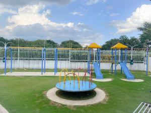 Apartaestudio Amoblado في فاليدوبار: حديقة بها ملعب مع زحليقة وزحاليق