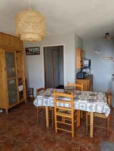 Kuchyňa alebo kuchynka v ubytovaní Charmant appartement centre ville de Font-Romeu, vue montagne