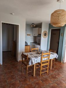 Kuchyňa alebo kuchynka v ubytovaní Charmant appartement centre ville de Font-Romeu, vue montagne