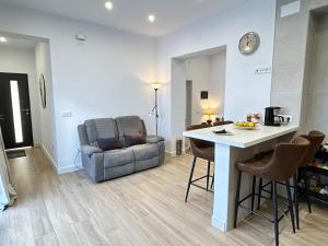 - un salon avec un canapé, une table et une chaise dans l'établissement Apartamento El Patio, à Chipiona