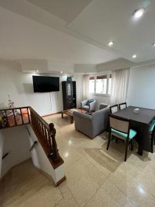 โทรทัศน์และ/หรือระบบความบันเทิงของ Check and Home - Independencia - 6 huéspedes Moderno tipo Duplex con Cochera en el Centro