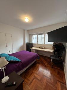 เตียงในห้องที่ Check and Home - Independencia - 6 huéspedes Moderno tipo Duplex con Cochera en el Centro