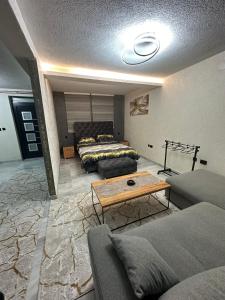 uma sala de estar com dois sofás e uma mesa em Lavanda Apartman em Novi Pazar
