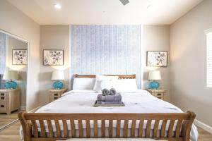 Midway CityにあるAmazing Value with High Comfort, 14 Guests for 4BR by Disneyland, Beaches, Rodeo 39 & Moreのベッドルーム1室(テディベア付きのベッド1台付)