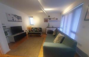 a living room with a couch and a television at Easy Stay London - Bright and airy 2Bed Apart in London