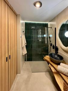 a bathroom with a black sink and a shower at ZAMA Bella Vista - Swimming pool - AC in Acantilado de los Gigantes +39 photos