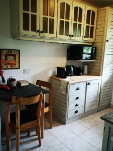 a kitchen with a table and chairs and a counter at CASA BOUTIQUE ESQUEL in Esquel