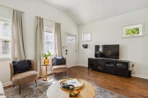 TV a/nebo společenská místnost v ubytování Newly Renovated Tremont Treasure I Cozy + Modern