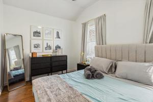 Postel nebo postele na pokoji v ubytování Newly Renovated Tremont Treasure I Cozy + Modern