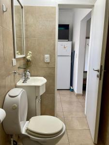 Punto Maschwitz Alquileres - Monoambiente في إنجينيرو ماسخويتز: حمام مع مرحاض ومغسلة