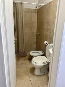 a bathroom with a toilet and a shower at Punto Maschwitz Alquileres - Monoambiente in Ingeniero Maschwitz +7 photos