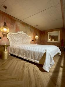 sypialnia z dużym białym łóżkiem w pokoju w obiekcie ALL - Amberstone Lux Loft w Kłajpedzie