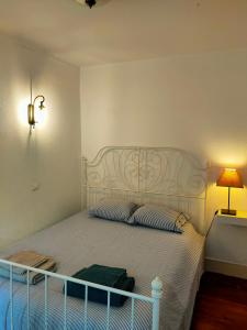 リスボンにあるTravel Loversのベッドルーム1室(ベッド1台、ヘッドボード、ランプ付)