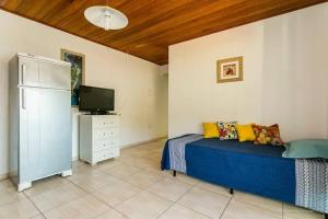 1 dormitorio con 1 cama azul y nevera en 2 sacadas ultra WiFi quase 5 estrelas com 40 comentários! *****, en Florianópolis