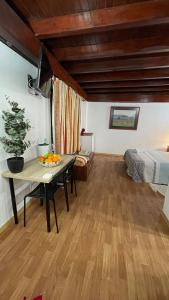 - un salon avec une table et un lit dans l'établissement Can Altavista, à Puerto del Rosario