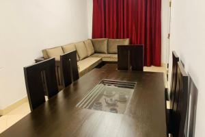 uma sala de estar com uma mesa e um sofá em 3 bedroom apartment in Colombo. em Colombo