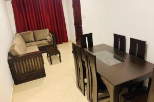 uma sala de estar com uma mesa e um sofá em 3 bedroom apartment in Colombo. em Colombo