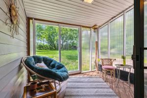 Χώρος καθιστικού στο CVNP & Chill I Movie Projector I Awesome Backyard