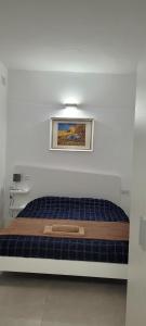 מיטה או מיטות בחדר ב-Green door Valletta