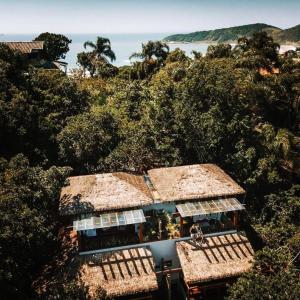 an overhead view of a building on a hill with the ocean at Pousada Rosa Norte in Imbituba