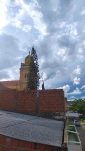 una pared de ladrillo con un árbol detrás de un edificio en Casa Gaita - Temporada, en Triunfo