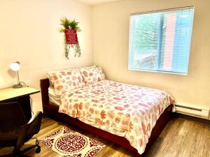 Apartment Studio 10 minutes walk to University of Washington في سياتل: غرفة نوم بسرير ومكتب ونافذة