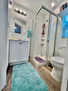 uma casa de banho com um chuveiro e um WC. em Apartment Studio 10 minutes walk to University of Washington em Seattle