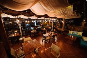 an overhead view of a restaurant with tables and chairs at Hotel Casa del Barranco in Cuenca