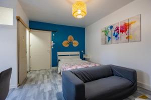 - une chambre avec un lit et un canapé dans l'établissement LE STUDIO DE L'ILE, à Nantes