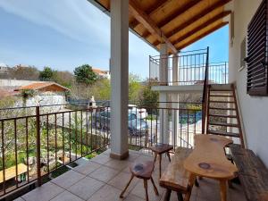 une terrasse couverte avec des chaises et une table ainsi qu'un balcon dans l'établissement Apartments Dara, à Crikvenica