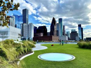un parque con un perfil urbano de fondo en Experience the Best of Houston from our Modern Urban Oasis en Houston