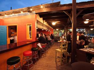 un restaurante con gente sentada en un bar en Experience the Best of Houston from our Modern Urban Oasis en Houston