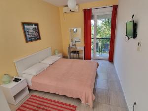 1 dormitorio con 1 cama y puerta corredera de cristal en Guest House Morska Grota, en Povile