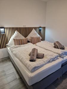 Ένα ή περισσότερα κρεβάτια σε δωμάτιο στο Ferienhäuser Ebbe und Flut