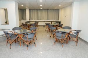 un groupe de tables et de chaises dans une pièce dans l'établissement City inn Cairo hostel Caca, au Caire