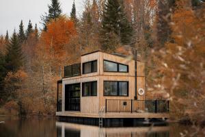 una casa en el agua en medio de un lago en MiniBora Le marin - Cantons-de-l'Est, en Bury