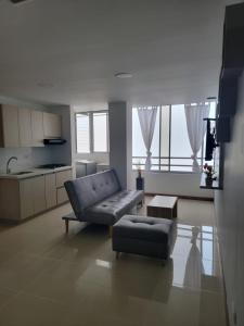 un soggiorno con un divano e un tavolo di Apartamento FL Martinz a Manizales