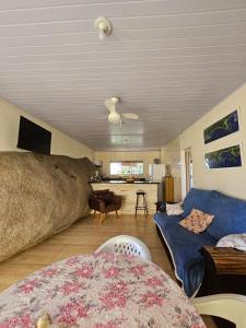 a living room with a couch and a table at PEDRA do CEPILHO in Trindade